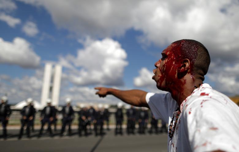 A demonstrator reacts after injuring his head during a protest against President Michel Temer and the latest corruption scandal to hit the country, in Brasilia, Brazil, May 24, 2017. REUTERS/Ueslei Marcelino