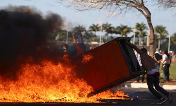 A demonstrator prepares a barricade during a protest against Brazilian President Michel Temer and the latest corruption scandal to hit the country in Brasilia, Brazil, May 24, 2017. REUTERS/Adriano Machado