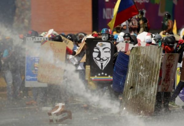 Opposition supporters clash with riot security forces while rallying against President Nicolas Maduro in Caracas, Venezuela, May 10, 2017. REUTERS/Christian Veron