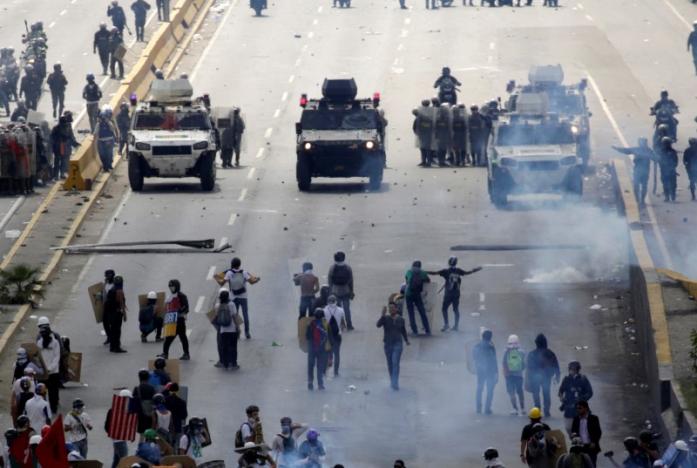 Opposition supporters clash with riot security forces while rallying against President Nicolas Maduro in Caracas, Venezuela, May 10, 2017. REUTERS/Marco Bello