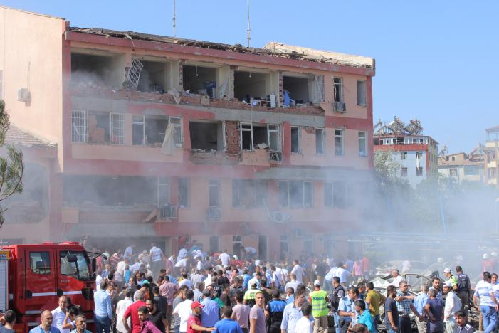 People rush to the blast scene after a car bomb attack on a police station in the eastern Turkish city of Elazig, Turkey August 18, 2016. Kamilcan Kilic/Ihlas News Agency via REUTERS
