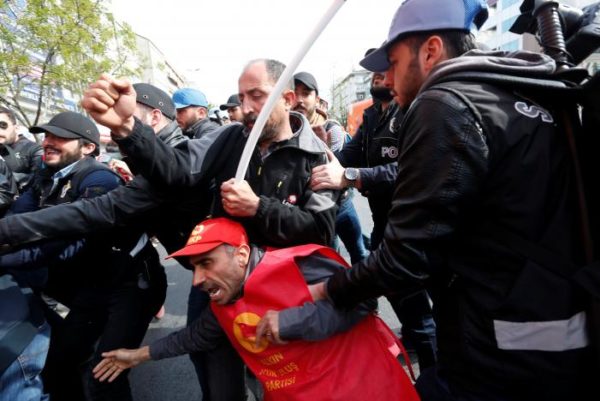 Turkish riot police scuffle with a group of protesters as they attempted to defy a ban and march on Taksim Square to celebrate May Day, in Istanbul, Turkey, May 1, 2017. REUTERS/Murad Sezer